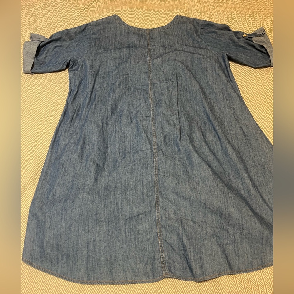 NWOT Given Kale chambray blue dress. Cute gold accents at neck. Size 2X. - Picture 5 of 7